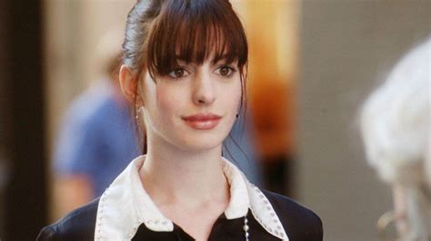 attrice rossa il diavolo veste prada|Anne Hathaway è Andy Sachs – Chi è – Il Diavolo veste Prada.